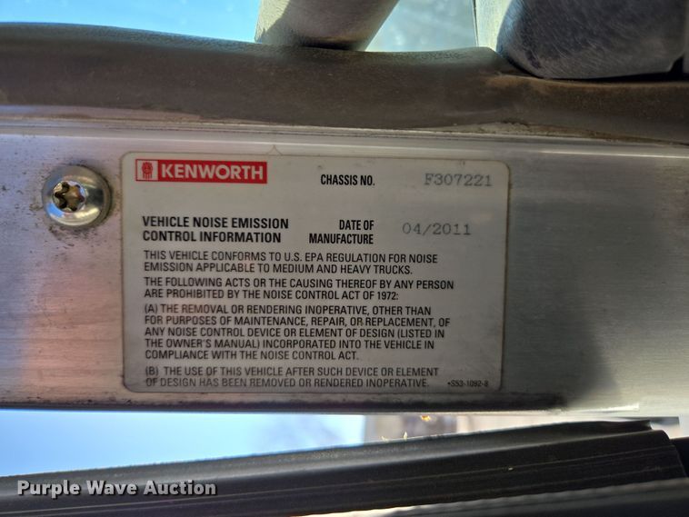 image for item ED3987 2012 Kenworth T800 semi truck