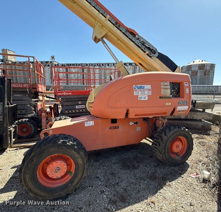 image for item ED3989 1999 JLG 600S boom lift