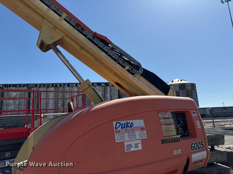 image for item ED3989 1999 JLG 600S boom lift