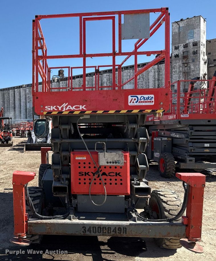 image for item ED3992 2007 SkyJack SJ8243 scissor lift