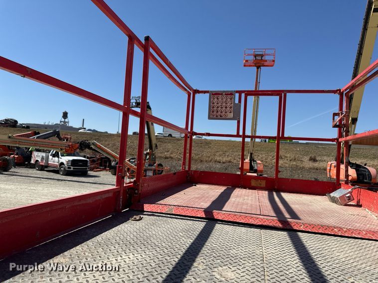 image for item ED3992 2007 SkyJack SJ8243 scissor lift