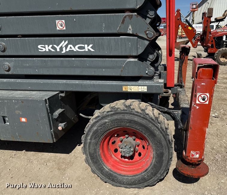 image for item ED3992 2007 SkyJack SJ8243 scissor lift