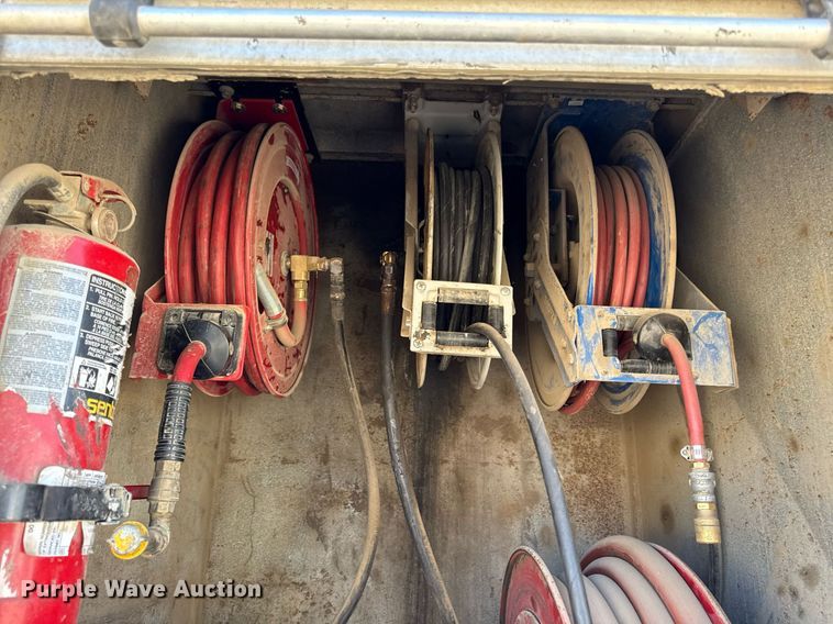 image for item ED4088 2005 Kenworth T800 fuel / lube truck