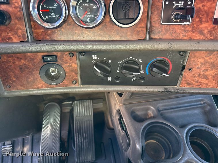 image for item ED4088 2005 Kenworth T800 fuel / lube truck