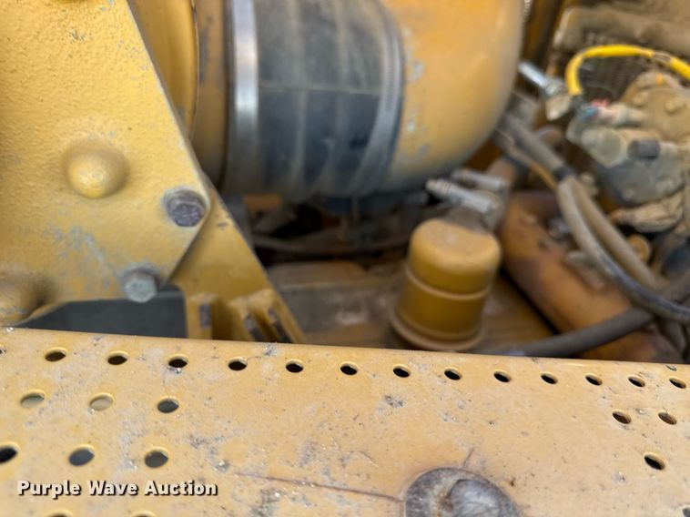 image for item ED4092 2002 Caterpillar D8R II dozer