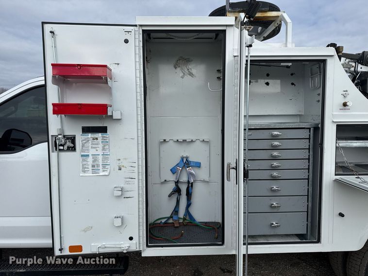 image for item EG2490 2022 Ford F550 utility / service truck