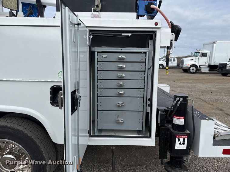 image for item EG2490 2022 Ford F550 utility / service truck