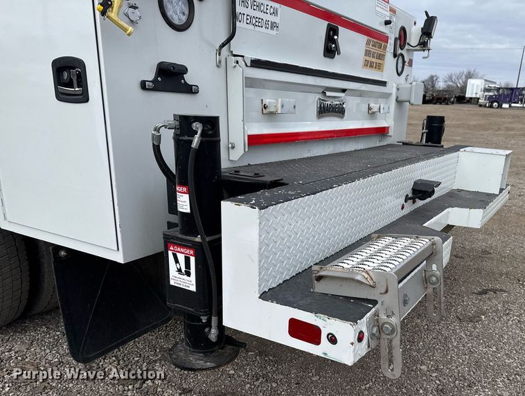 image for item EG2490 2022 Ford F550 utility / service truck