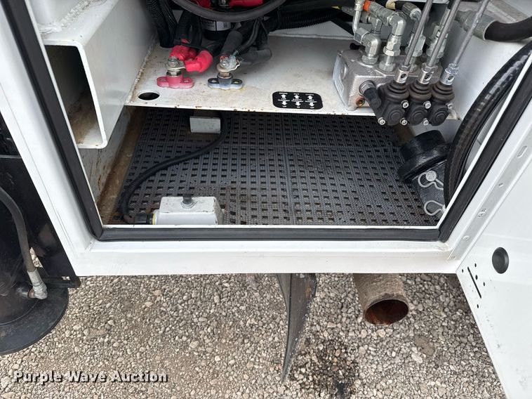 image for item EG2490 2022 Ford F550 utility / service truck