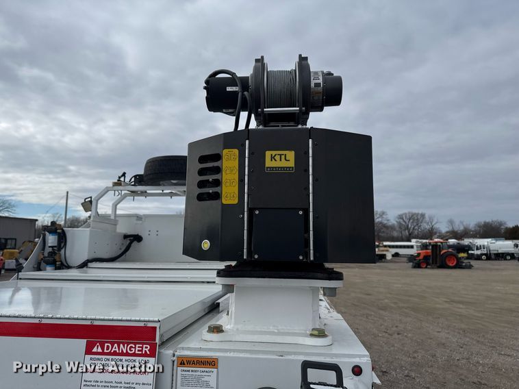 image for item EG2490 2022 Ford F550 utility / service truck