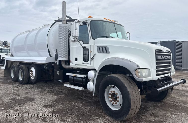 image for item EG2566 2010 Mack GU713 vacuum truck