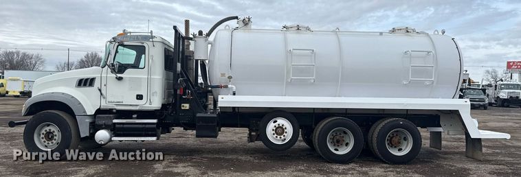 image for item EG2566 2010 Mack GU713 vacuum truck
