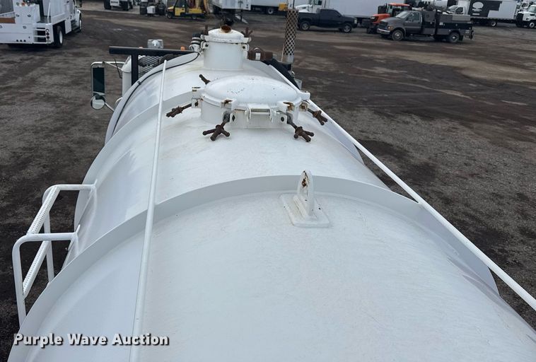 image for item EG2566 2010 Mack GU713 vacuum truck