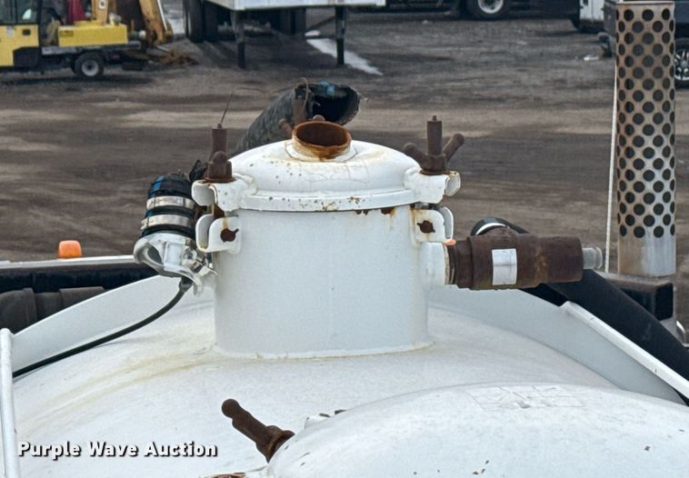 image for item EG2566 2010 Mack GU713 vacuum truck