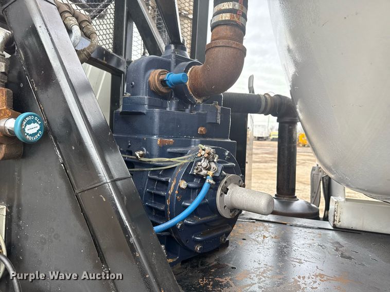 image for item EG2566 2010 Mack GU713 vacuum truck