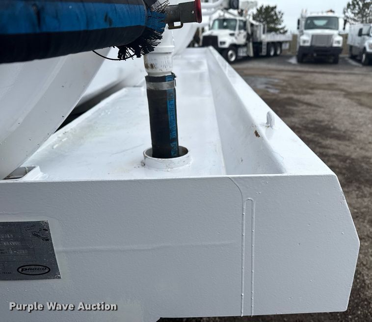 image for item EG2566 2010 Mack GU713 vacuum truck