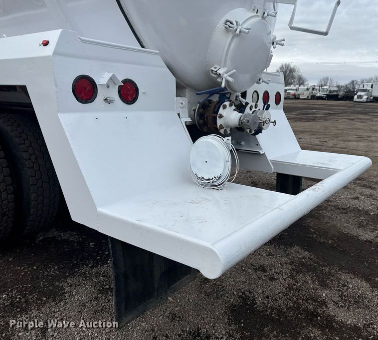 image for item EG2566 2010 Mack GU713 vacuum truck