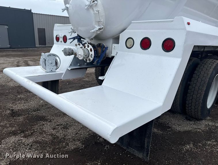 image for item EG2566 2010 Mack GU713 vacuum truck