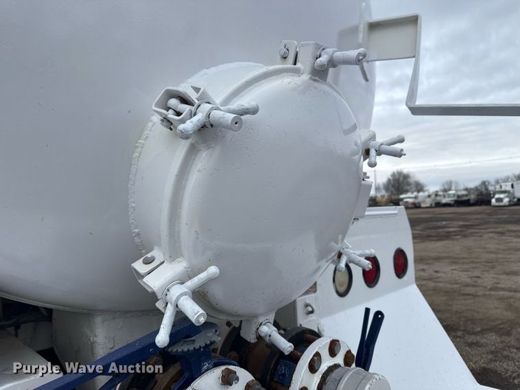 image for item EG2566 2010 Mack GU713 vacuum truck