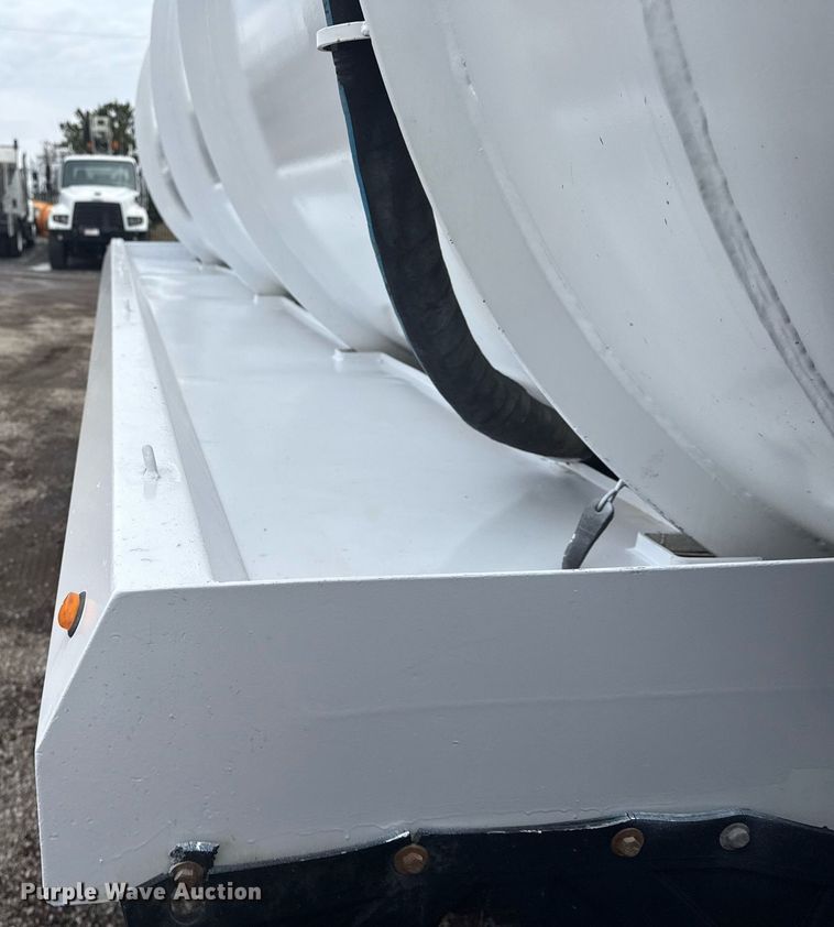 image for item EG2566 2010 Mack GU713 vacuum truck