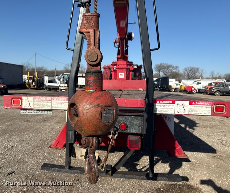 image for item EG2617 2007 Ford F750 Super Duty crane truck