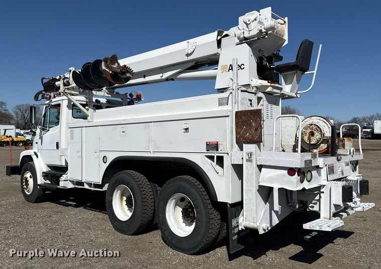 image for item EG2621 2001 Freightliner FL80 digger derrick truck