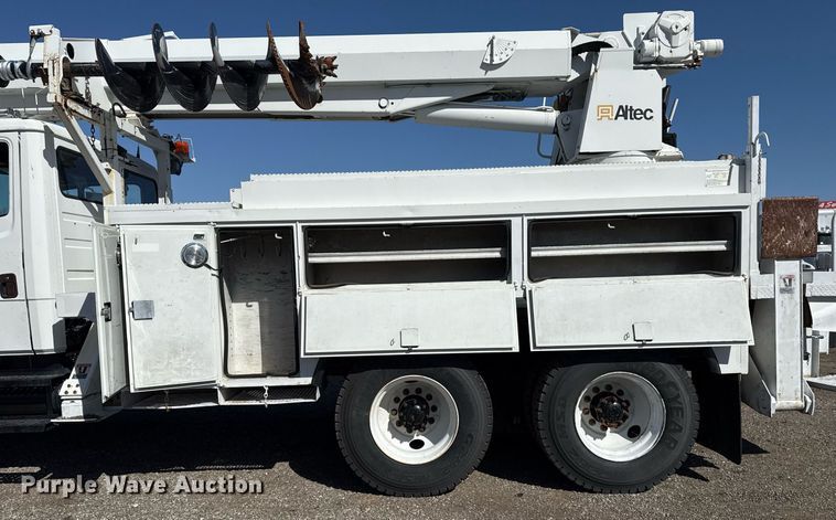 image for item EG2621 2001 Freightliner FL80 digger derrick truck