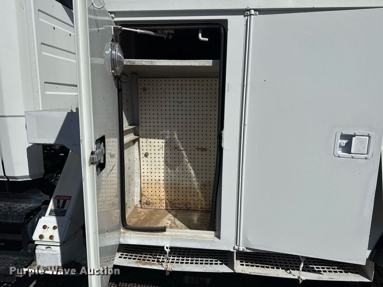 image for item EG2621 2001 Freightliner FL80 digger derrick truck