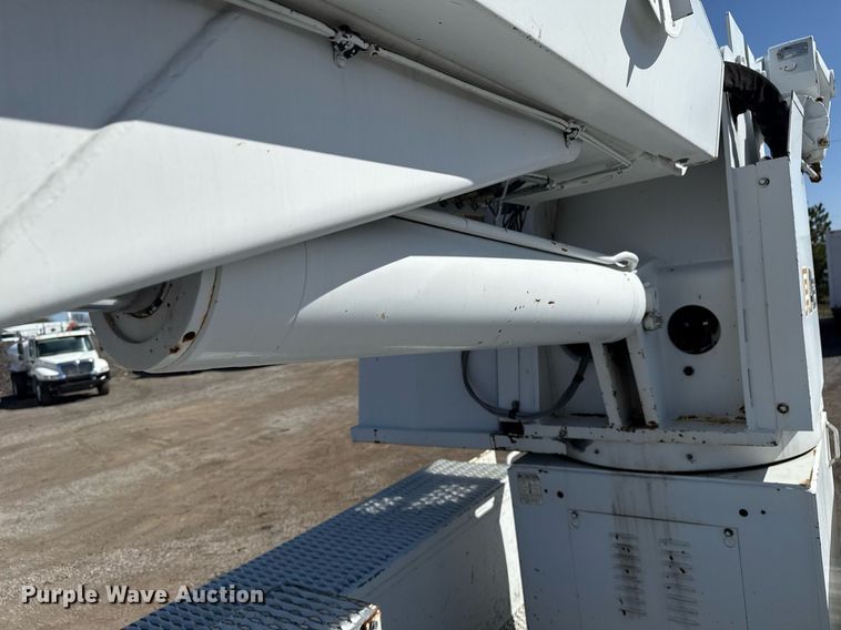 image for item EG2621 2001 Freightliner FL80 digger derrick truck