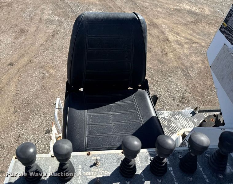 image for item EG2621 2001 Freightliner FL80 digger derrick truck