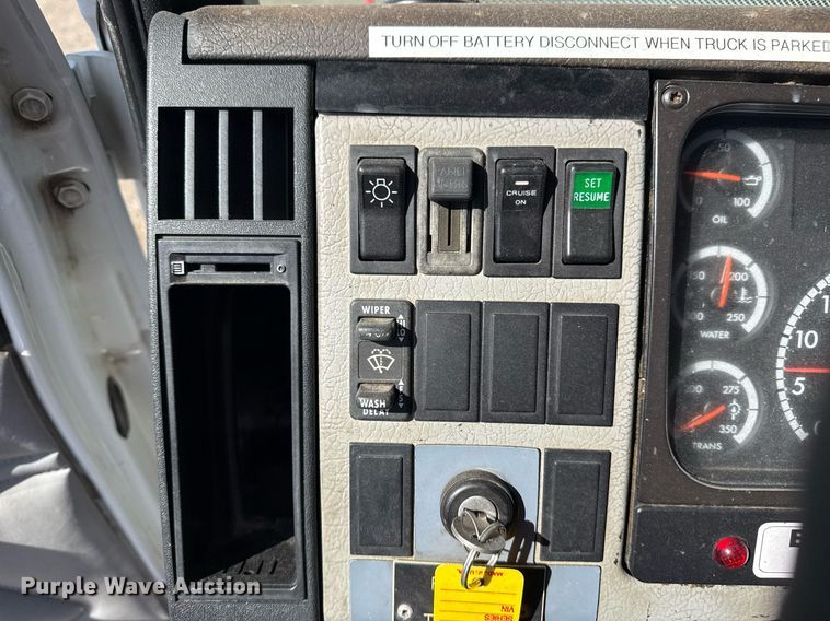 image for item EG2621 2001 Freightliner FL80 digger derrick truck