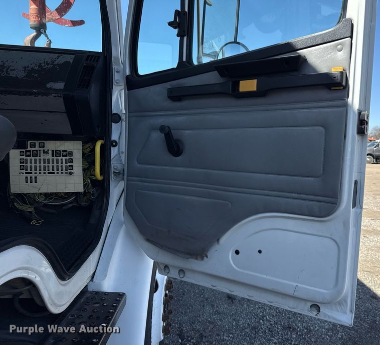 image for item EG2621 2001 Freightliner FL80 digger derrick truck