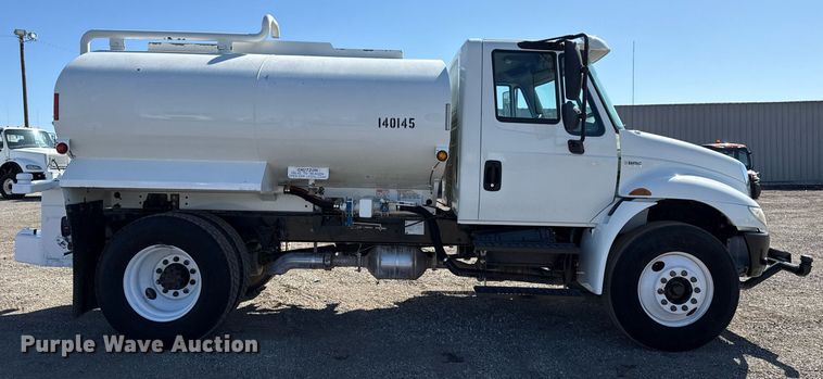 image for item EG2625 2015 International 4300 water truck