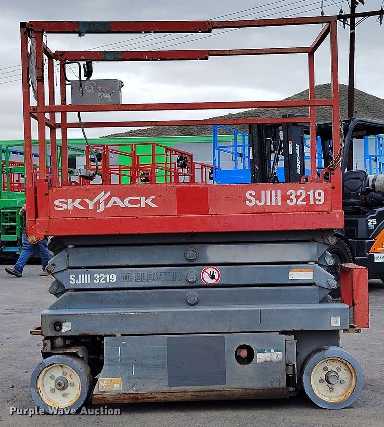 image for item EH0189 2013 Skyjack  SJIII-3219 scissor lift