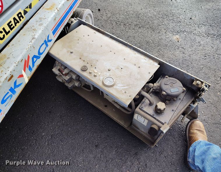 image for item EH0192 2012 Skyjack SJIII-3219 scissor lift