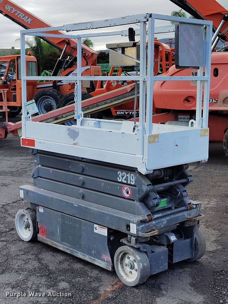 image for item EH0193 2004 Skyjack  SJIII-3219 scissor lift