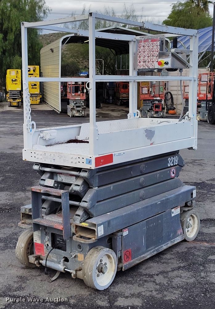 image for item EH0193 2004 Skyjack  SJIII-3219 scissor lift