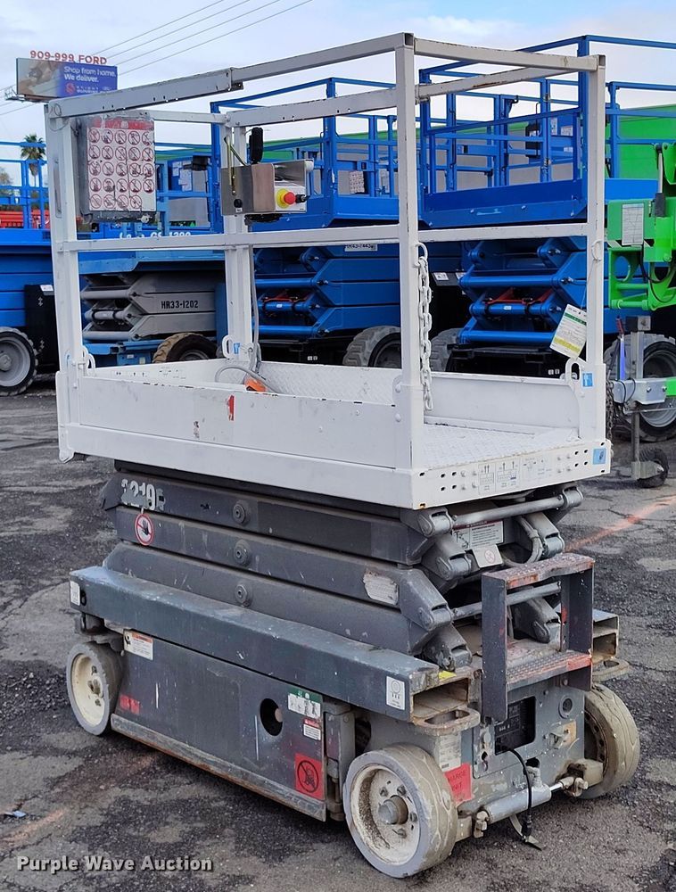 image for item EH0193 2004 Skyjack  SJIII-3219 scissor lift