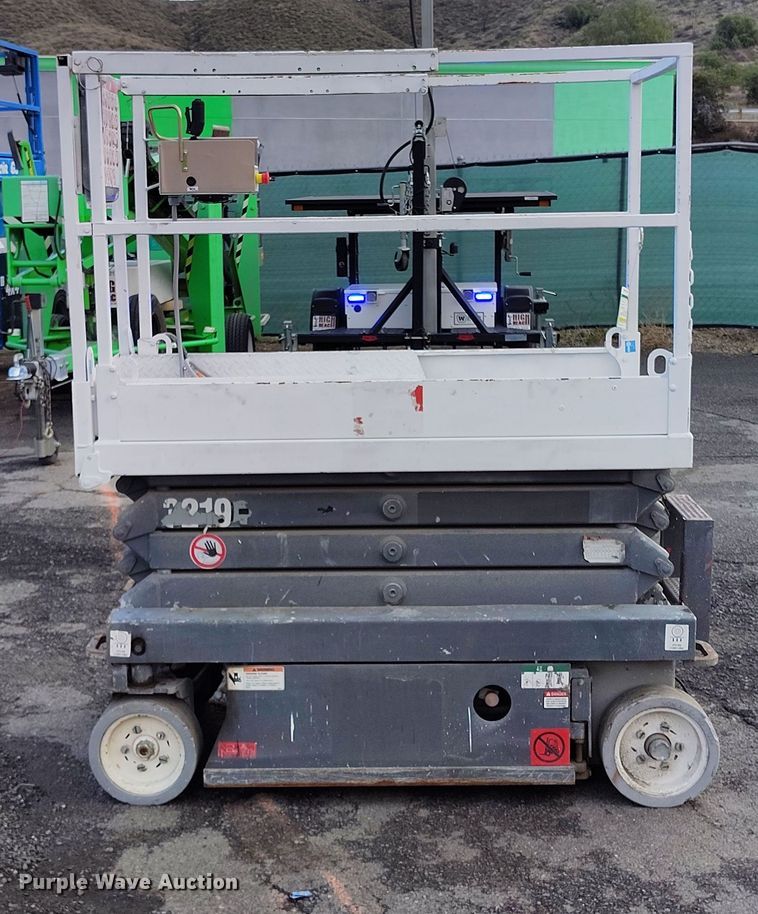 image for item EH0193 2004 Skyjack  SJIII-3219 scissor lift