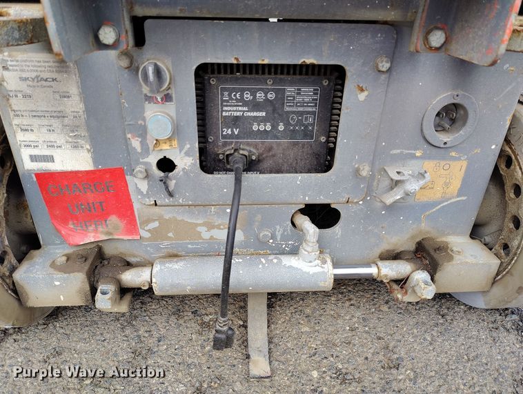 image for item EH0193 2004 Skyjack  SJIII-3219 scissor lift