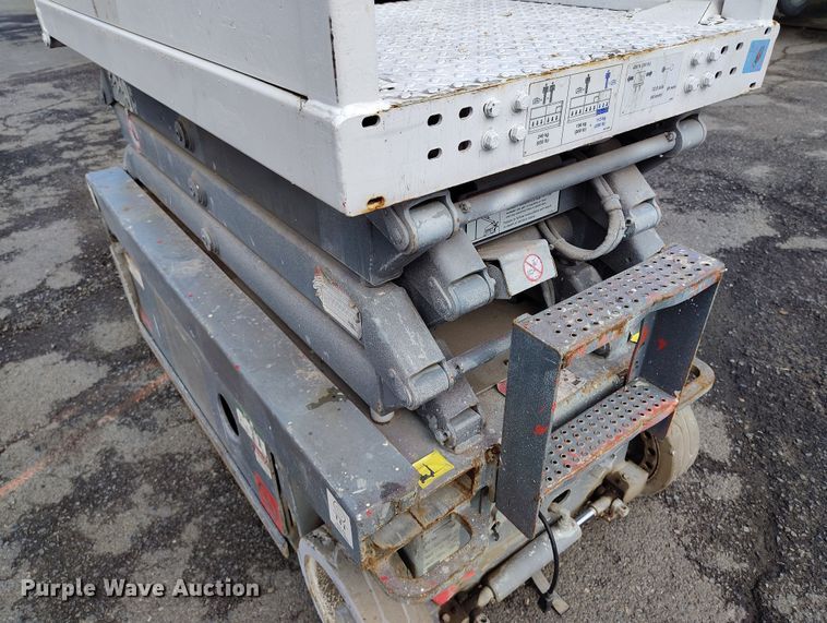image for item EH0193 2004 Skyjack  SJIII-3219 scissor lift