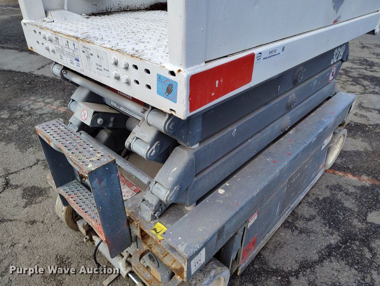 image for item EH0193 2004 Skyjack  SJIII-3219 scissor lift