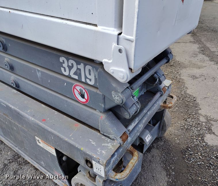 image for item EH0193 2004 Skyjack  SJIII-3219 scissor lift