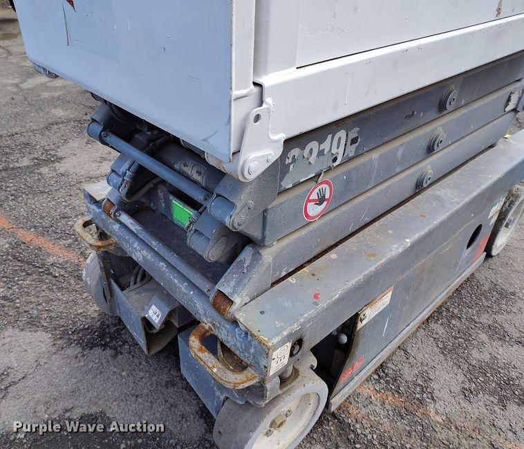 image for item EH0193 2004 Skyjack  SJIII-3219 scissor lift