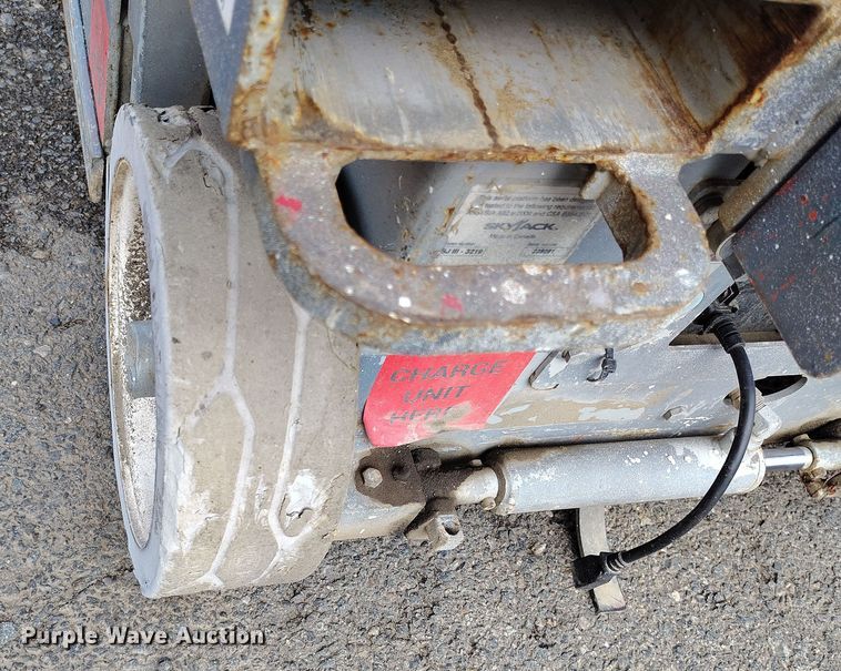 image for item EH0193 2004 Skyjack  SJIII-3219 scissor lift