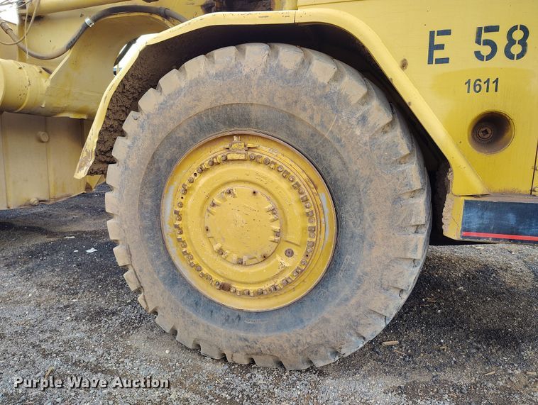 image for item EH0207 1986 Caterpillar 621B water wagon