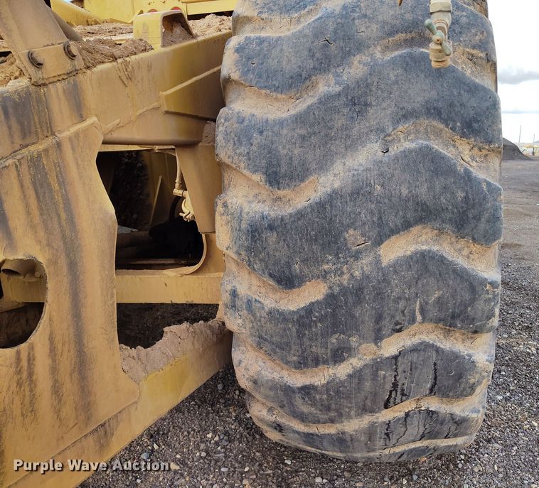 image for item EH0207 1986 Caterpillar 621B water wagon