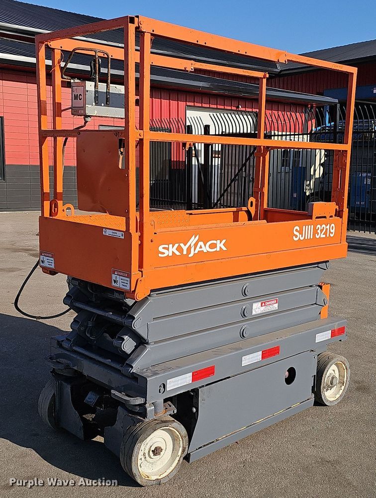 image for item EH8765 2019 SkyJack SJIII 3219 scissor lift