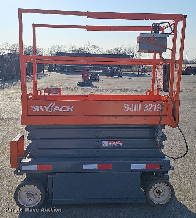 image for item EH8765 2019 SkyJack SJIII 3219 scissor lift