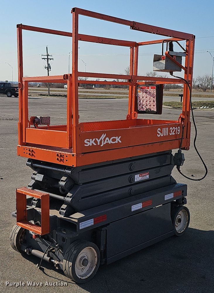 image for item EH8765 2019 SkyJack SJIII 3219 scissor lift